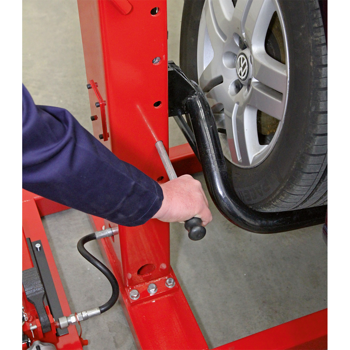 Heavy-duty vehicle lift for garages