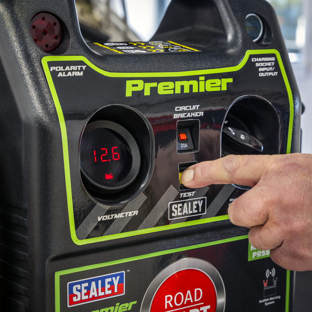 HIGH PERFORMANCE - two 22Ah AGM batteries housed in robust anti-shock casing, specially formulated to jump-start engines up to 5L diesel and 8L petrol