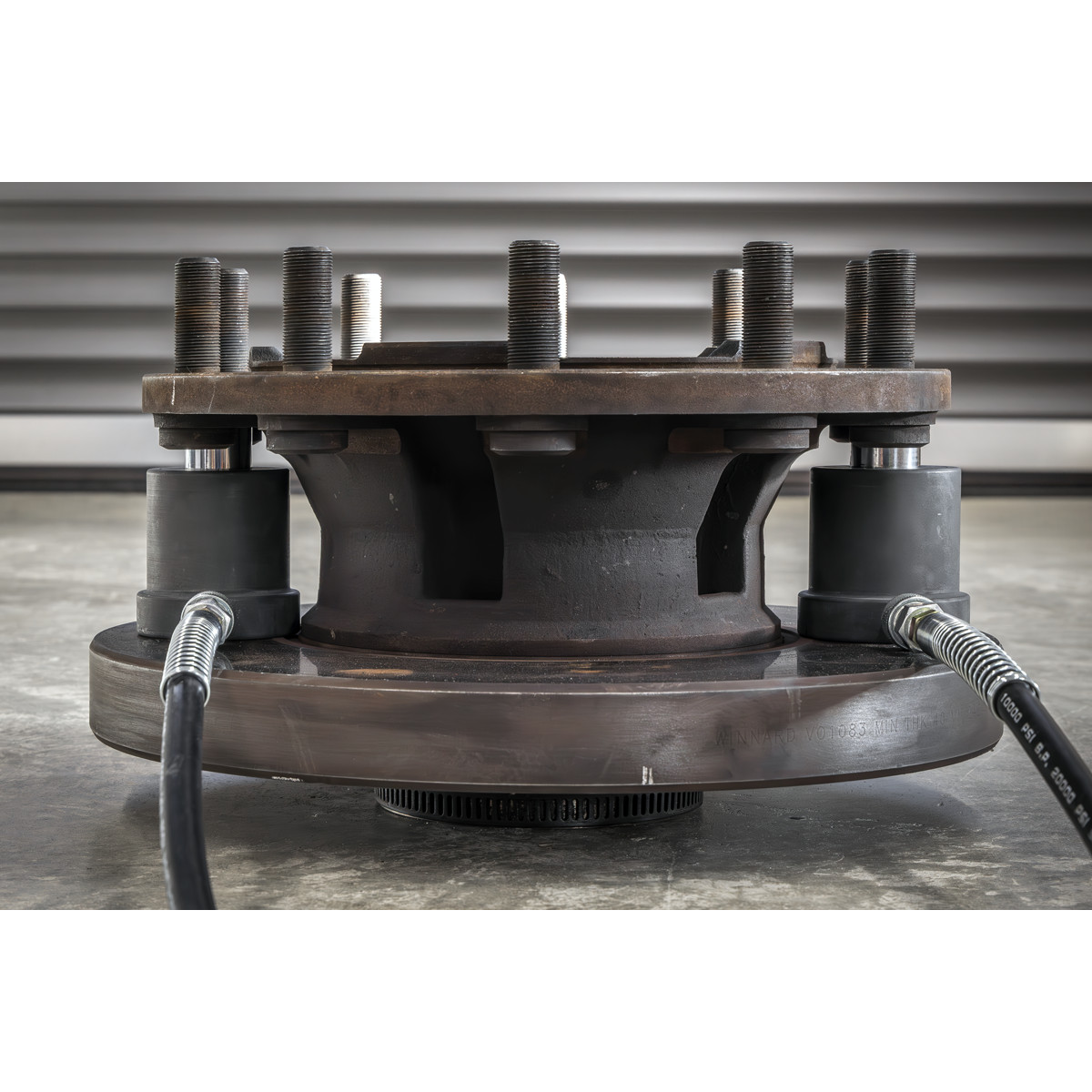 14 TONNE HYDRAULIC RAMS – Low profile rams sit between the disc and hub with two independent regulator valves providing safe controlled detachment