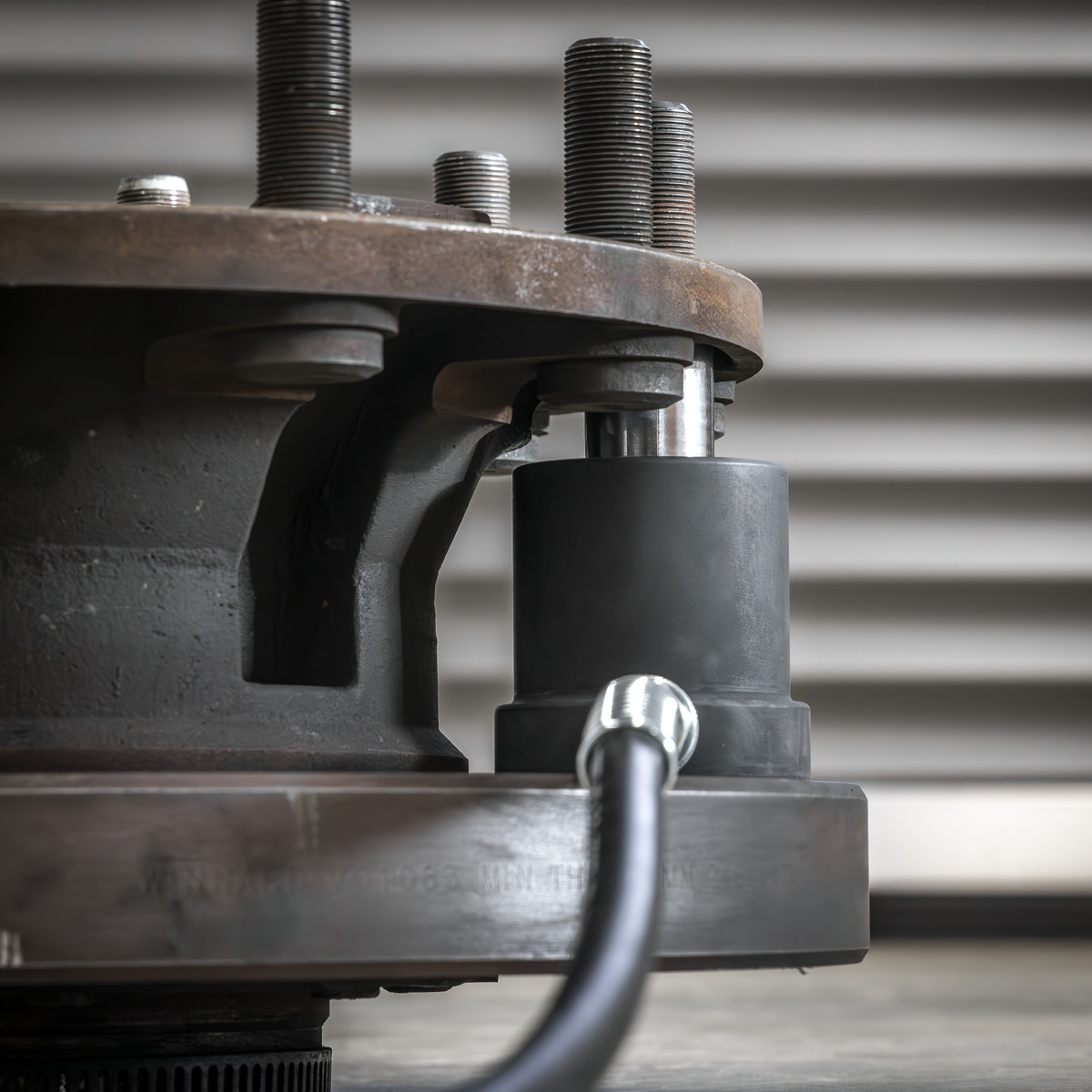 14 TONNE HYDRAULIC RAMS – Low profile rams sit between the disc and hub with two independent regulator valves providing safe controlled detachment