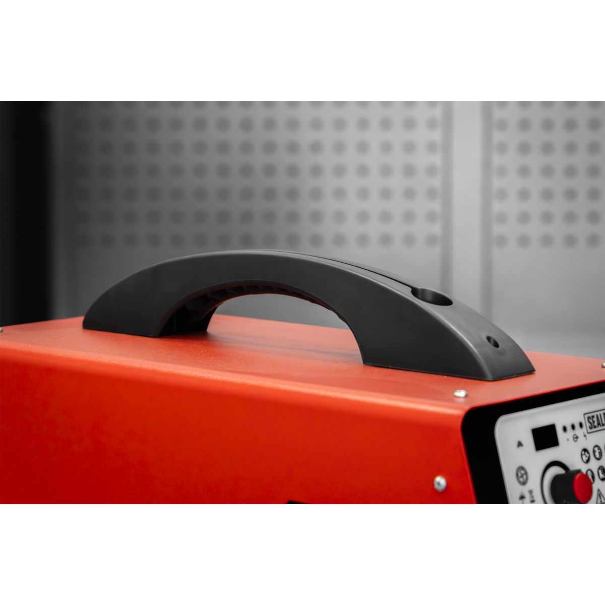 CLEAR LED DISPLAY – Easy to read LED display to show the current output and dial adjustment from 15-40A.