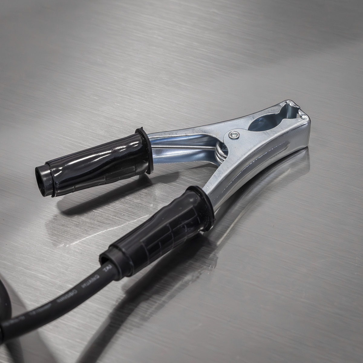 Plasma cutter supplied with built-in 4m plasma torch, earth cable and 4m gas hose.