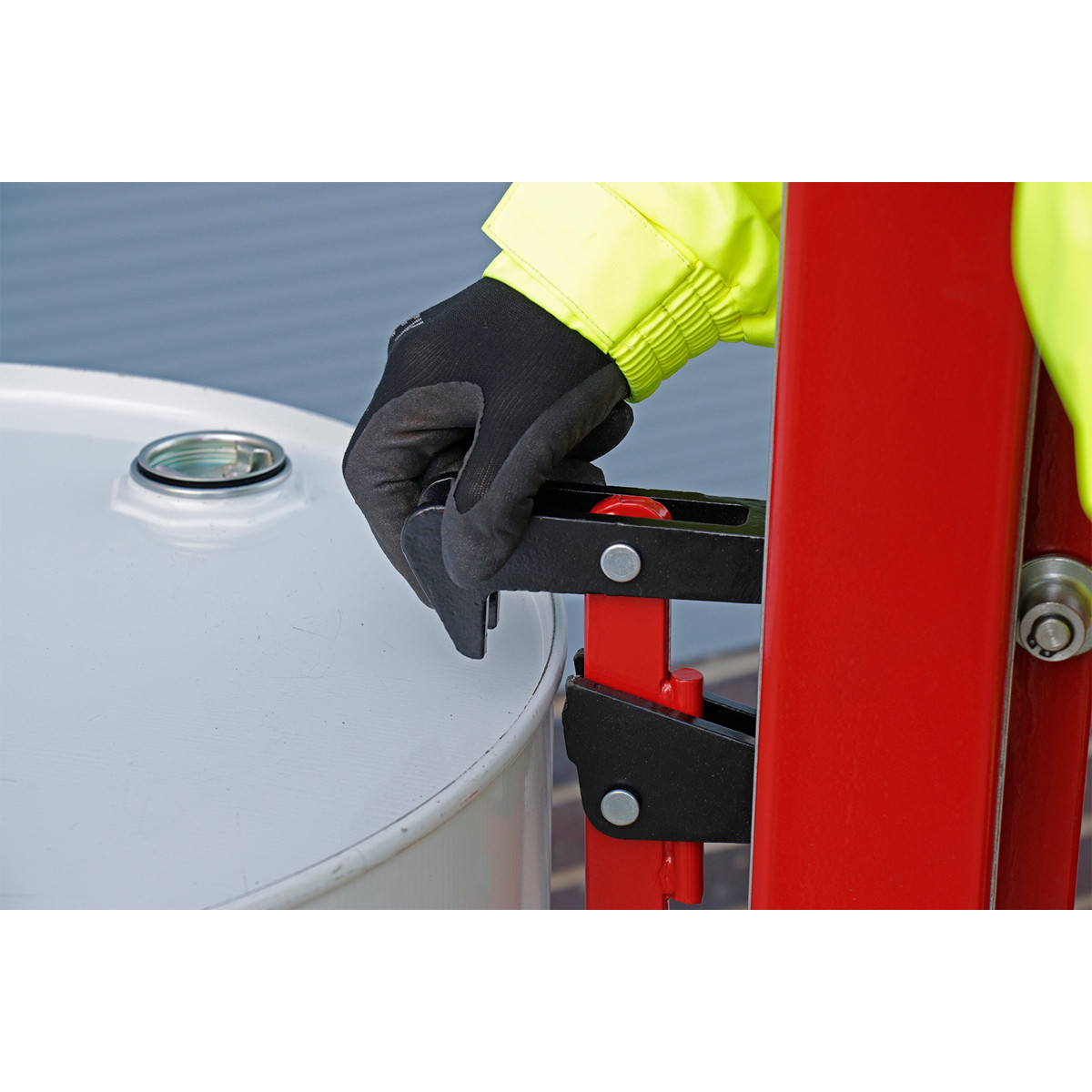 Foot operated hydraulics, side handles and smooth-rolling wheels aid handling and manoeuvrability