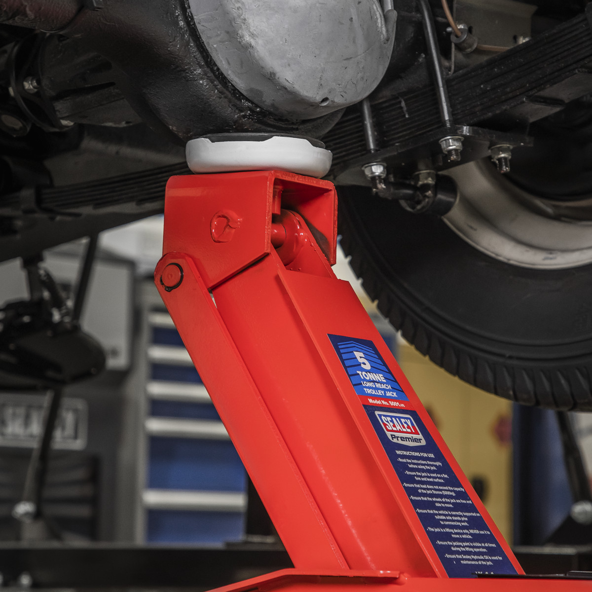 LARGE DIAMETER SADDLE - Includes large diameter saddle for easier positioning under the jacking point and rubber jack pad to prevent damage to the underside of the vehicle's jacking point.
• Foot operated quick lift system.