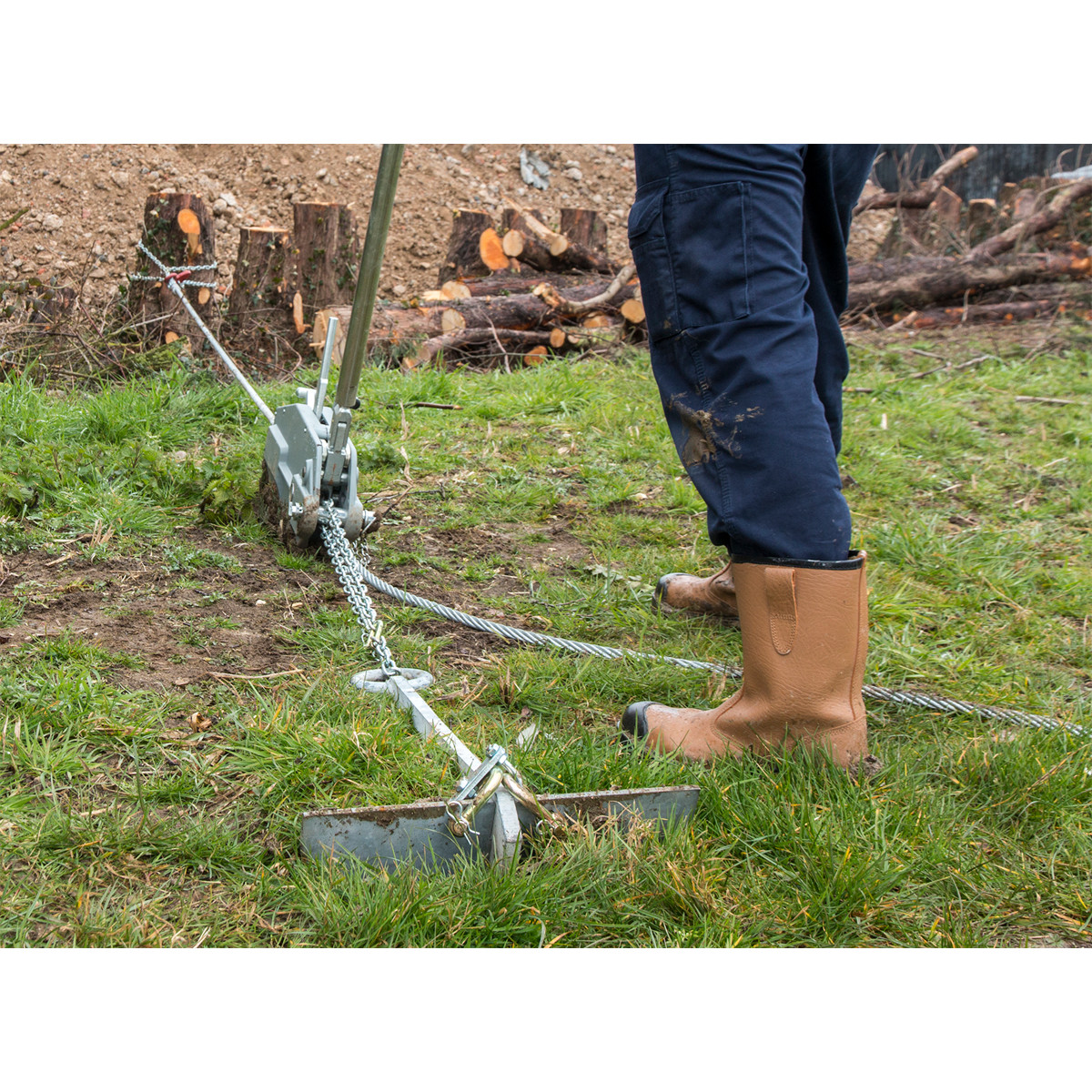 Hand operated puller, ideal for lifting and moving vehicles, logs, machines and other heavy objects