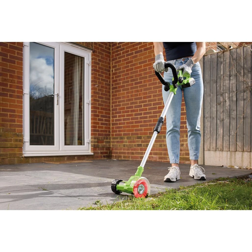 Garden power tool for removing weeds
