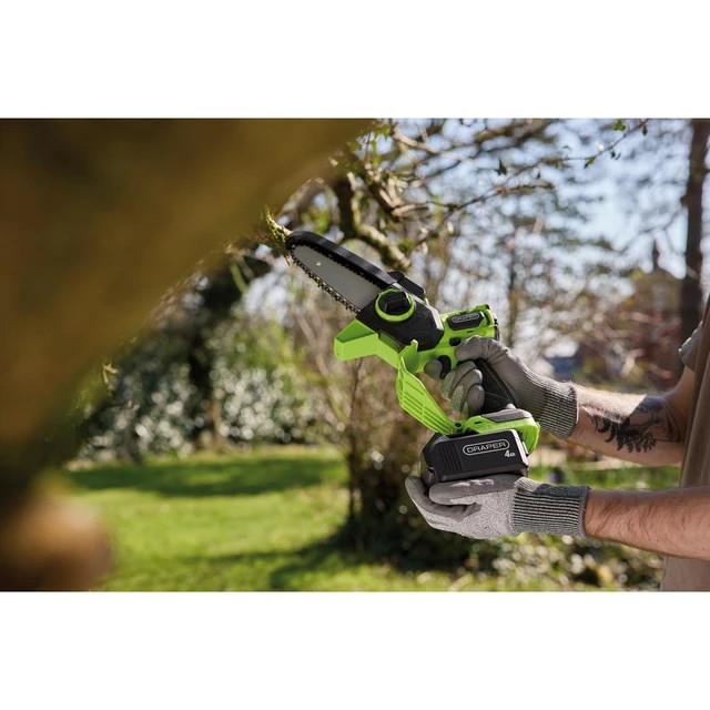 Draper cordless pruning saw with 4.0Ah battery and charger