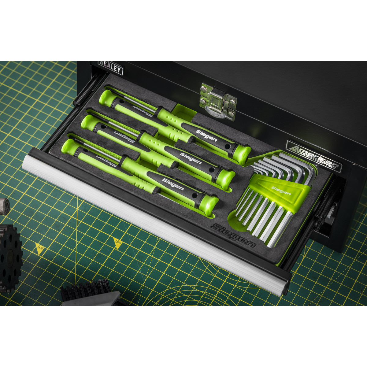 Siegen Mini Toolbox with ratchets and sockets