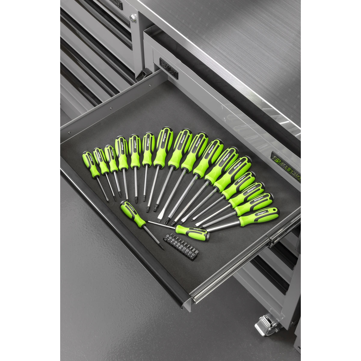 Sealey Siegen Hammer-Thru Screwdriver, Bit Driver & Bit Set with Tool Tray 28pc S01281