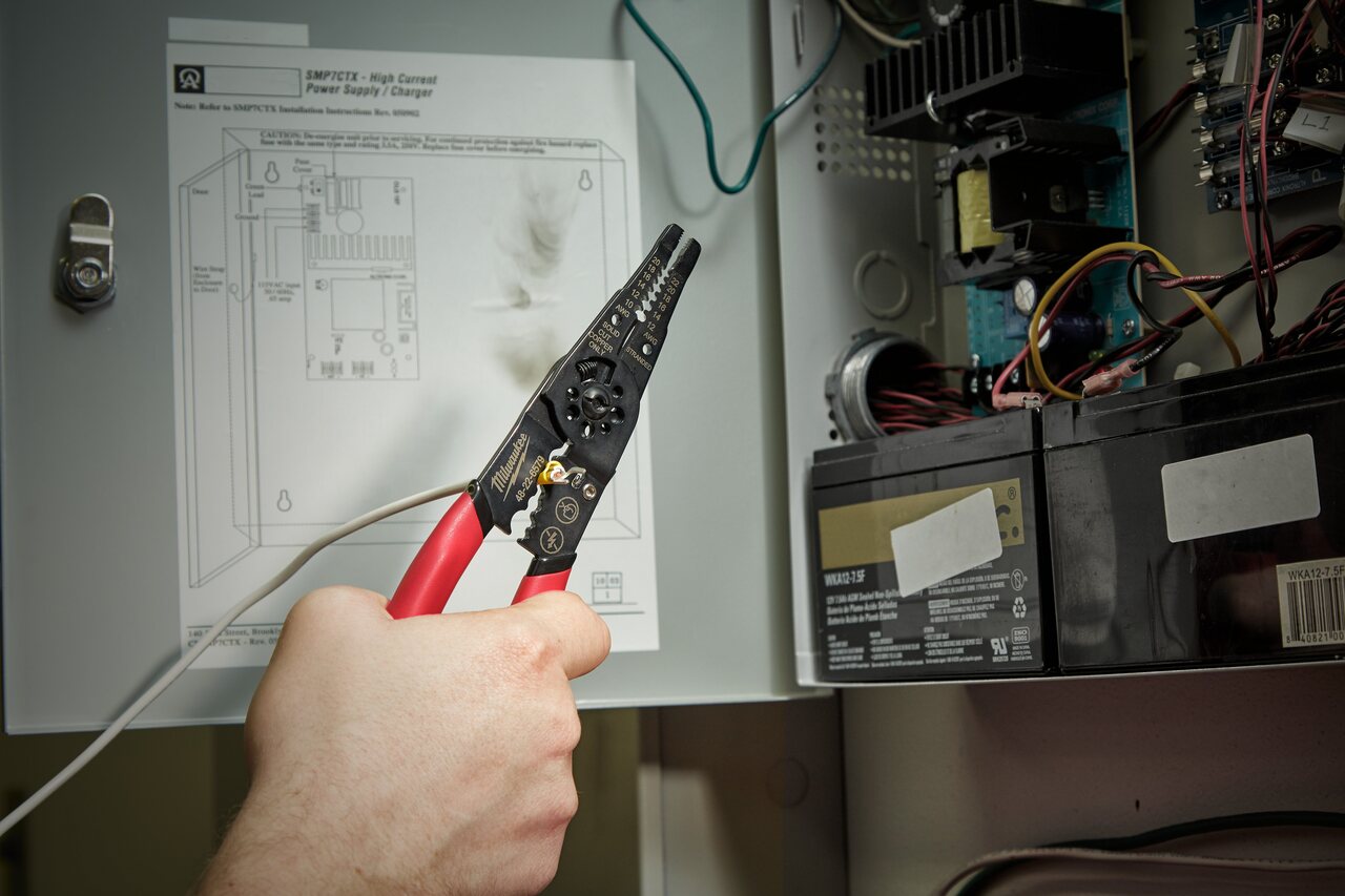 Milwaukee Multi-Purpose Wire Stripper with Crimper 4932493816