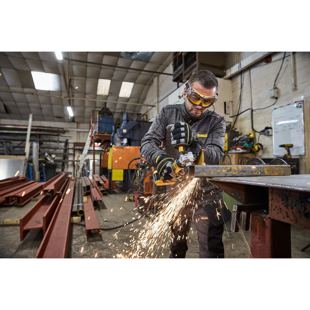 DeWalt compact battery powered angle grinder DCG404N-xj