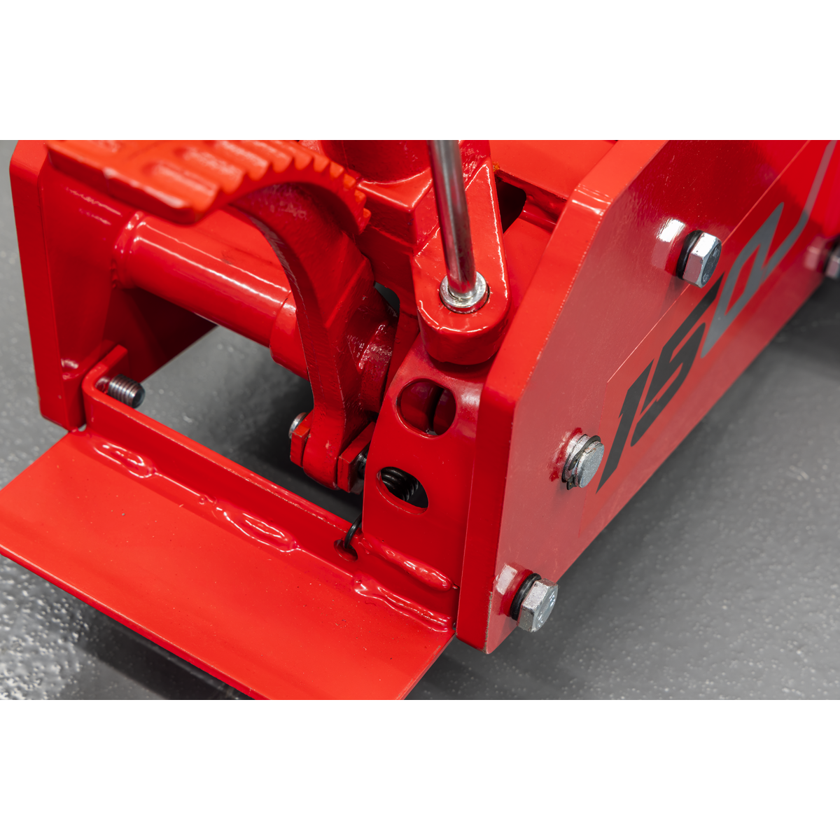 • LIFTING RANGE - Minimum saddle height 195mm, maximum saddle height 640mm.