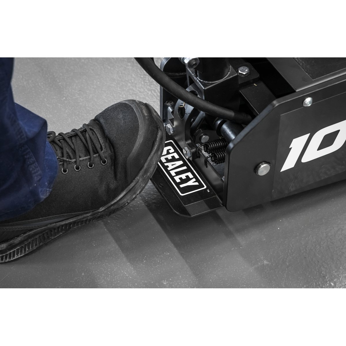 Sealey long reach 10 tonne manual trolley jack