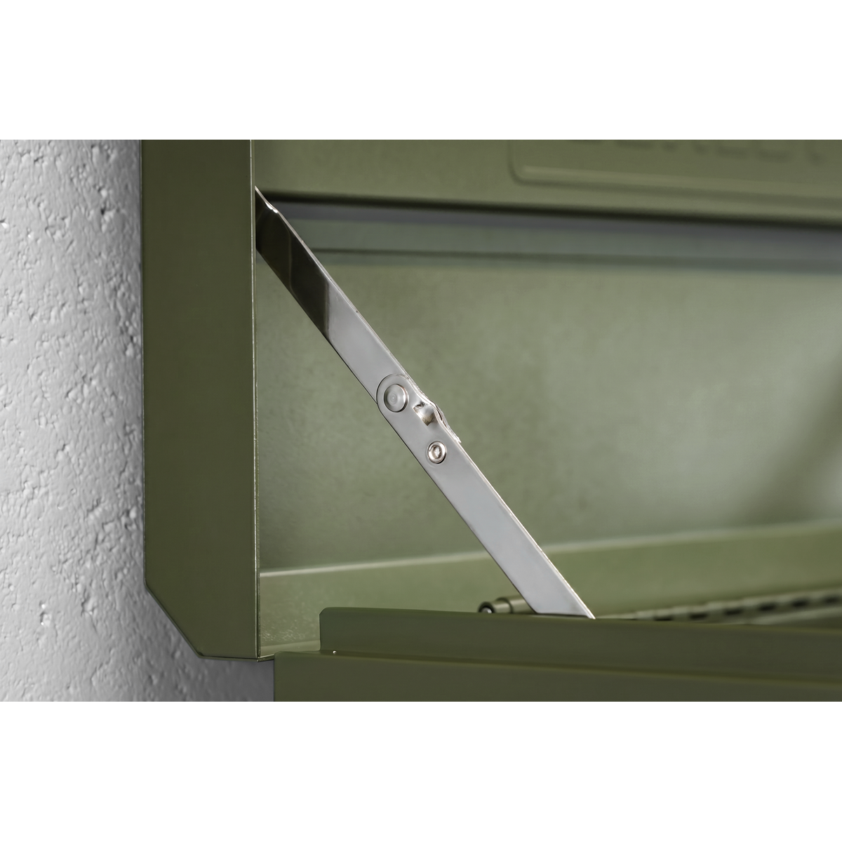 • BUILT-TO-LAST - Heavy gauged steel construction and manufactured with steel inner walls for extra strength and durability.