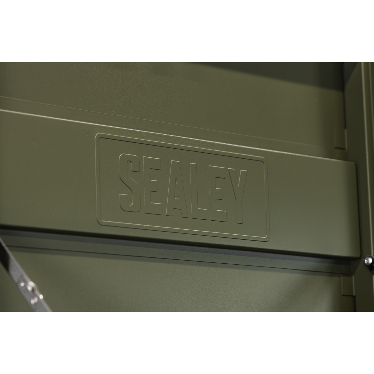 SECURITY - Full height rear locking mechanism locks drawers in multiple locations, plus additional front mounted cylinder lock ensures your tools are kept safe.
