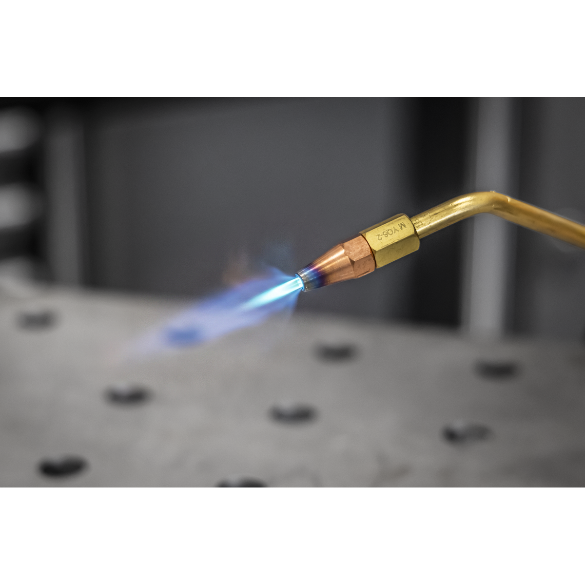 OXYGEN CYLINDER - Includes a 950ml oxygen cylinder to support intense, focused flame for brazing applications