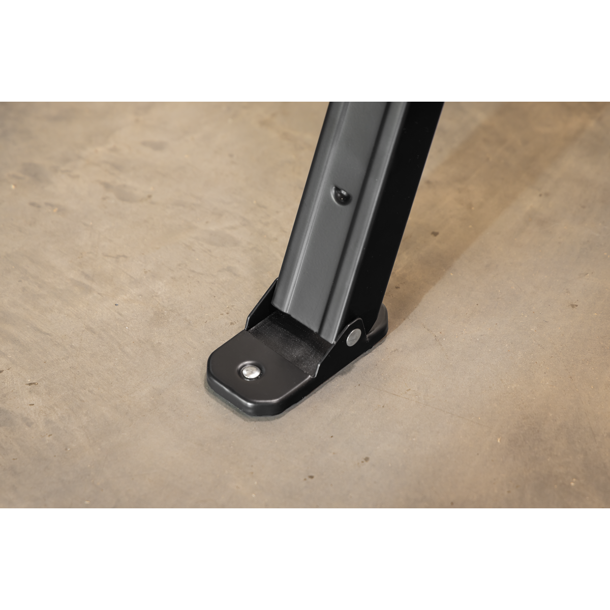 • BETTER DESIGN - Fitted brackets with an adjustment from 0 to 90mm to create a work surface.