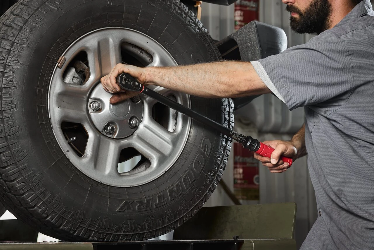 Milwaukee ⅜″ Drive Click Torque Wrench 20-100NM 4932500824