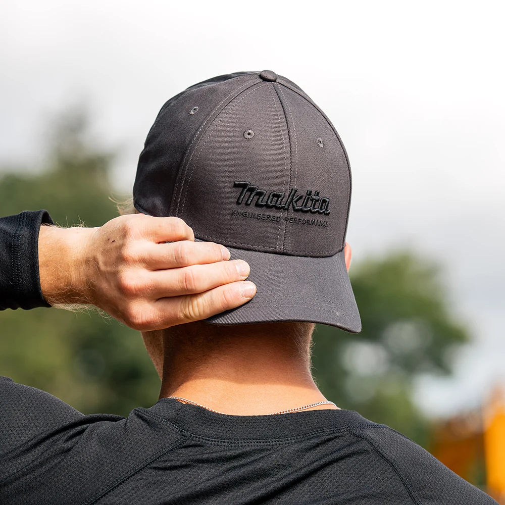 Adjustable snapback closure for a secure fit