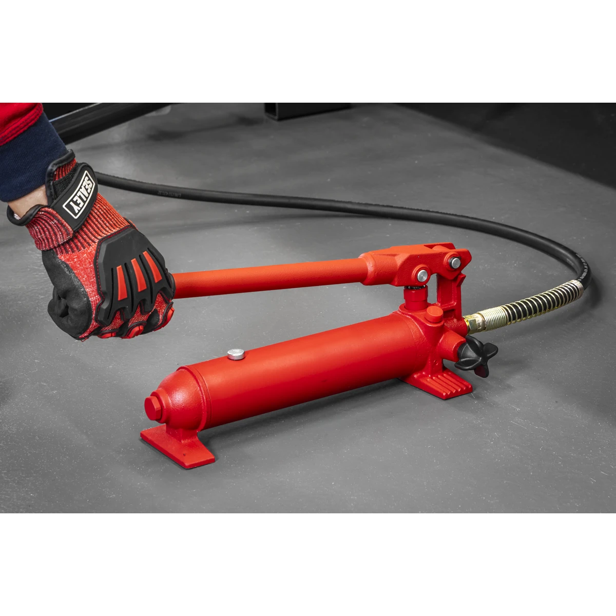 COMPLETE REPAIR SOLUTION – Supplied with manual hydraulic pump and ram, pulling chain, six claw pulling hook, sill support arms and wheel base plate.