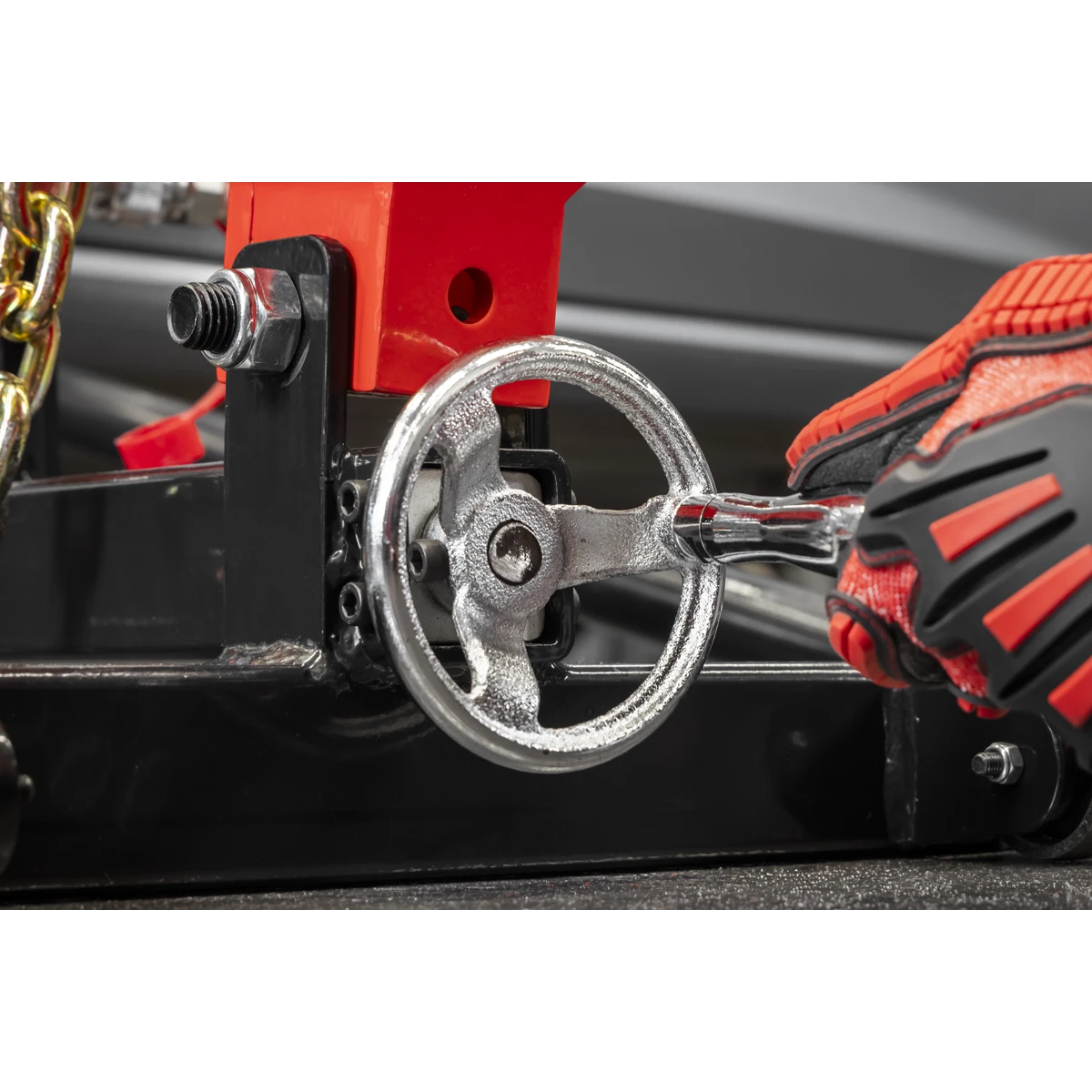 Supplied with manual hydraulic pump and ram, pulling chain, six claw pulling hook, sill support arms and wheel base plate.