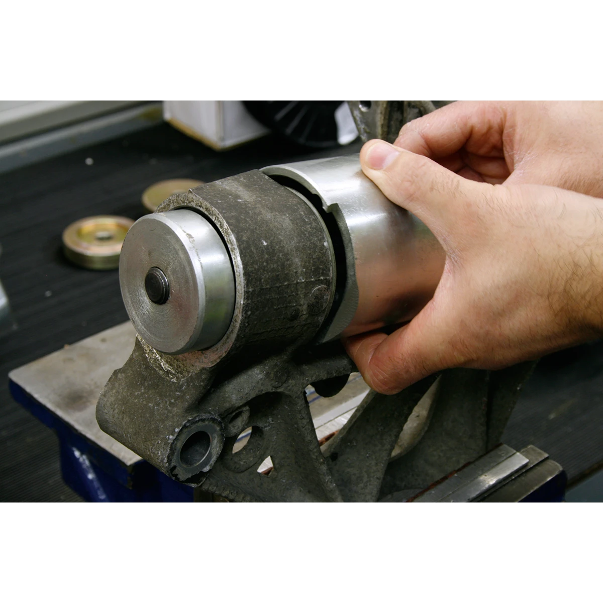 Suitable for the removal/installation of the rear mounting bush on the front lower wishbone