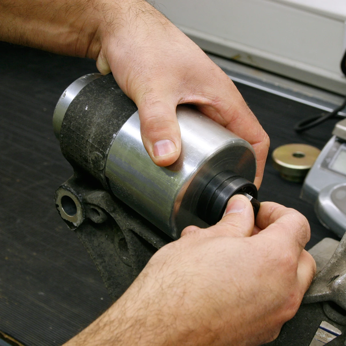 Can be used in situ without removing the aluminium housing.
