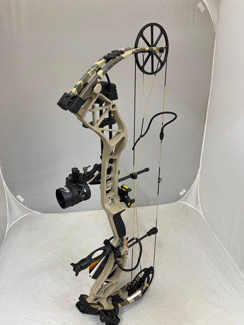 Bear Archery The Hunting Public ADAPT RH 70# Throwback/Tan  Bow Package