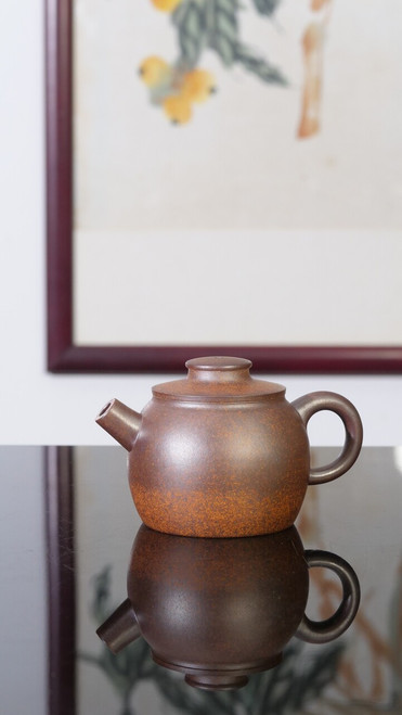 English: Full front mirror reflection shot of Julunzhu Zisha teapot, showcasing the classic round bead shape and natural gradient tone from Japanese reduction firing.