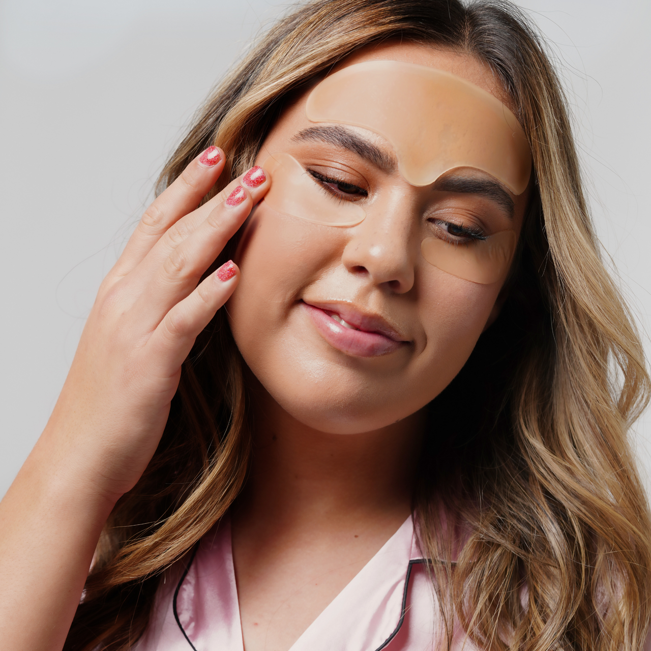 Dreambox Beauty Plump Eye Treatment Pads On Model Tilting Head