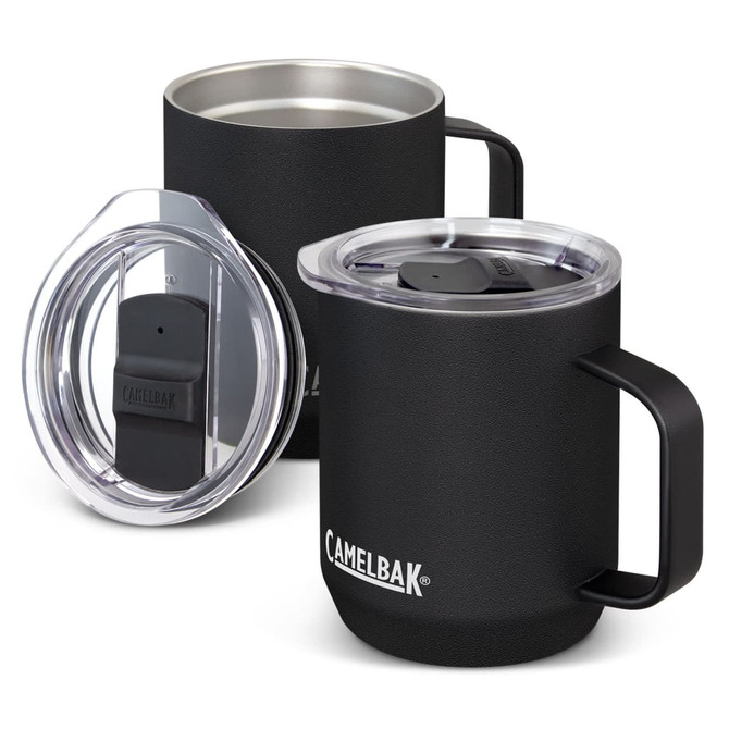 A drink bottle in matte black with a clear lid, featuring a handle and a logo. Two mugs are displayed.