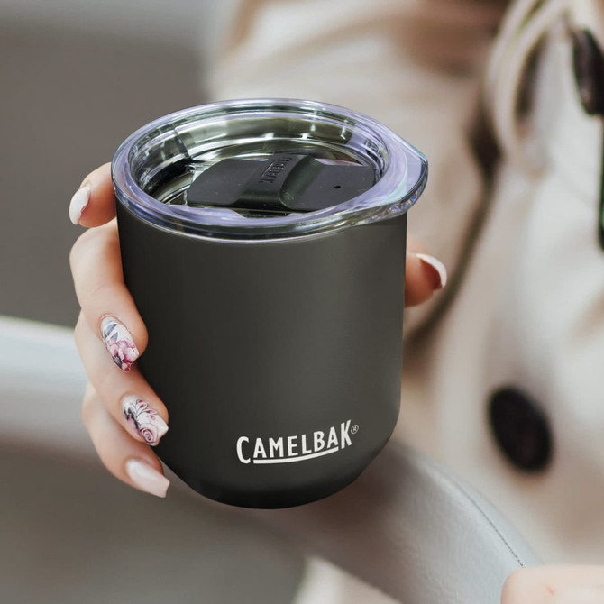 A drink bottle in matte black with a clear lid, held in a hand, featuring a logo.