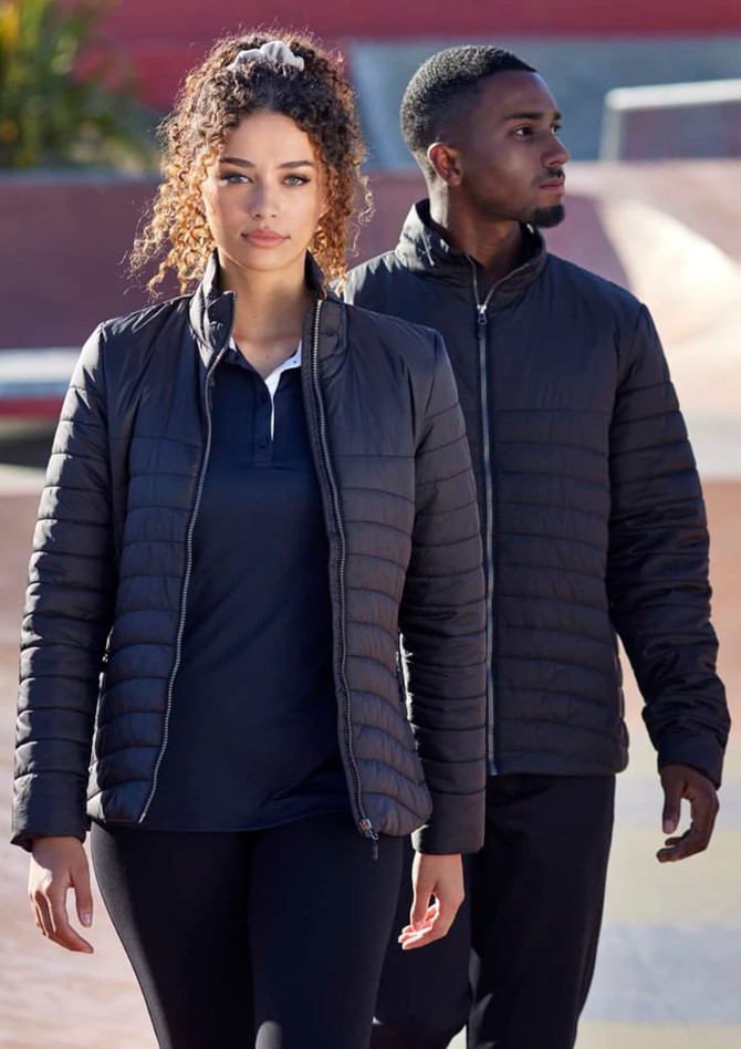 Women’s black puffer jacket featuring a fitted design, paired with a model in casual attire, against an outdoor background.