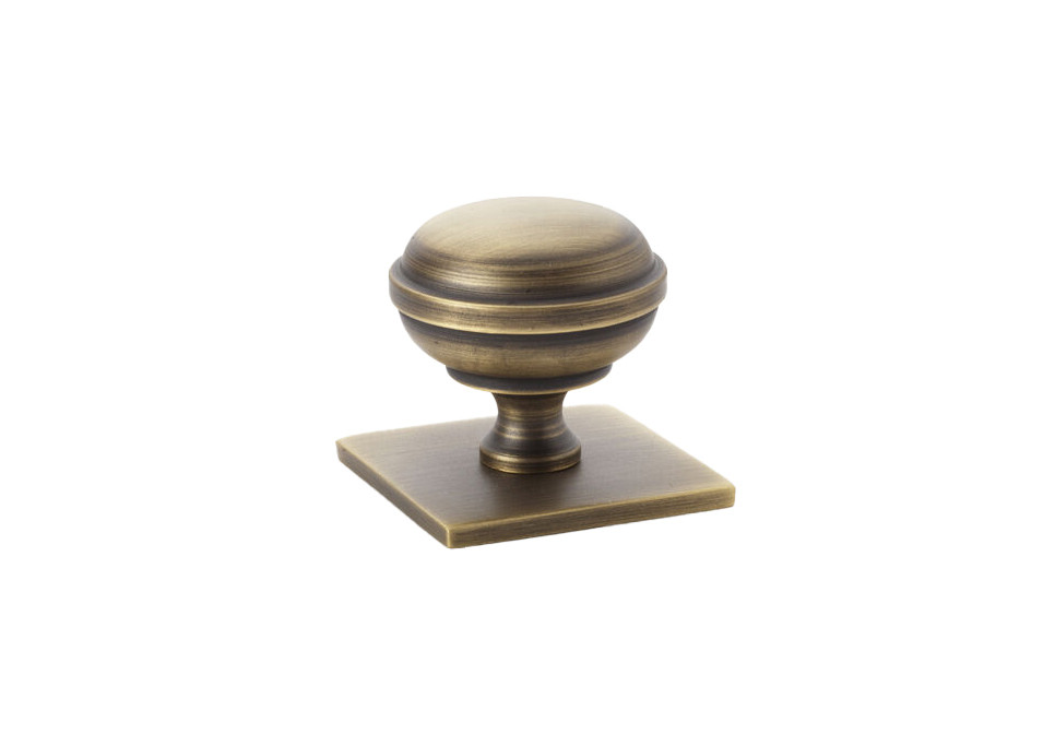 Alexander & Wilks AW826-34-AB Quantock antique brass cupboard knob with square backplate, 34mm New England–style solid brass design for cupboard doors and drawers.
