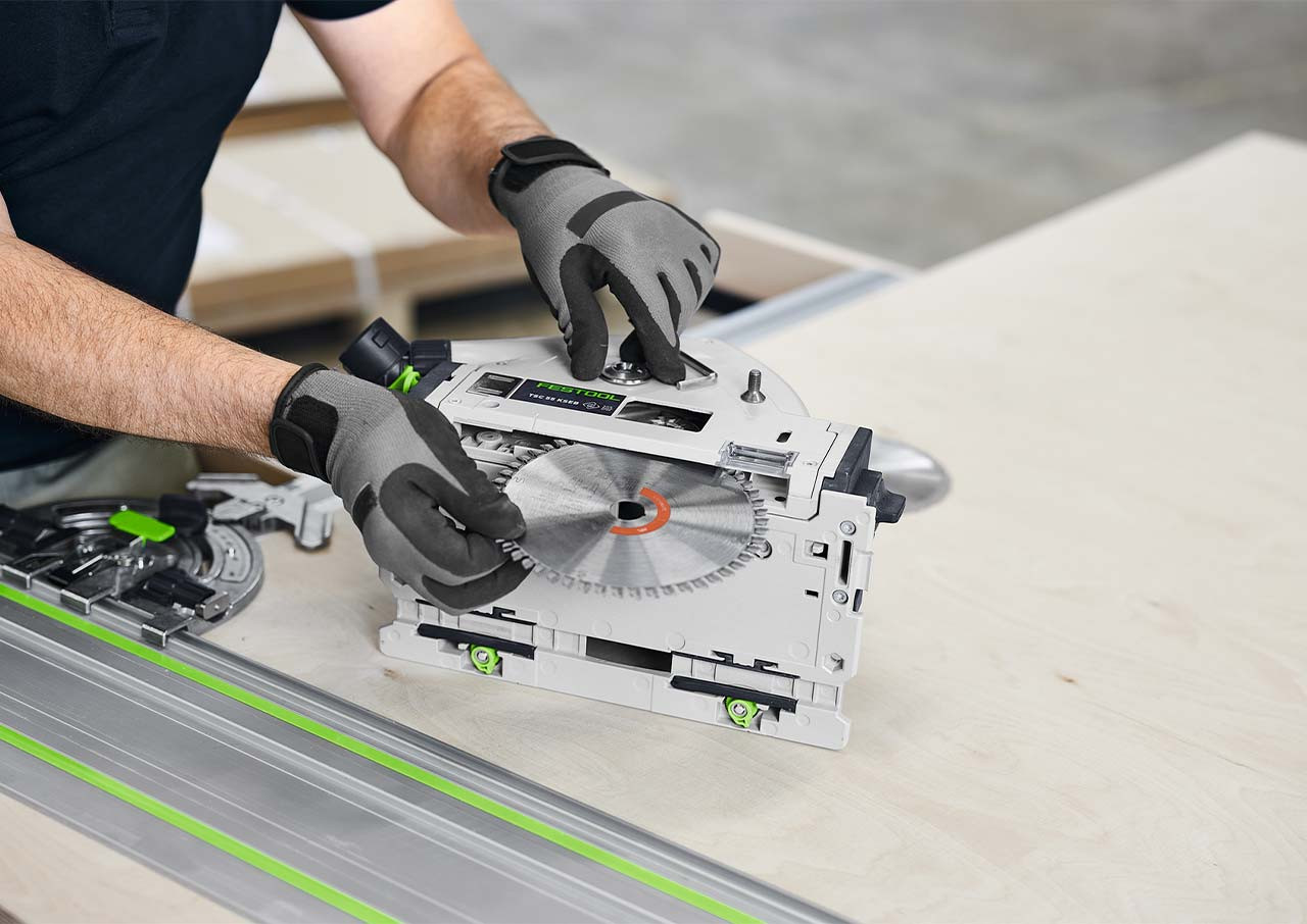 Easier saw blade changing - The FastFix spindle stop enables you to change the saw blade quickly and effortlessly. Its compact and well-thought-out design allows the saw to be laid on its side, further streamlining the blade-changing process.