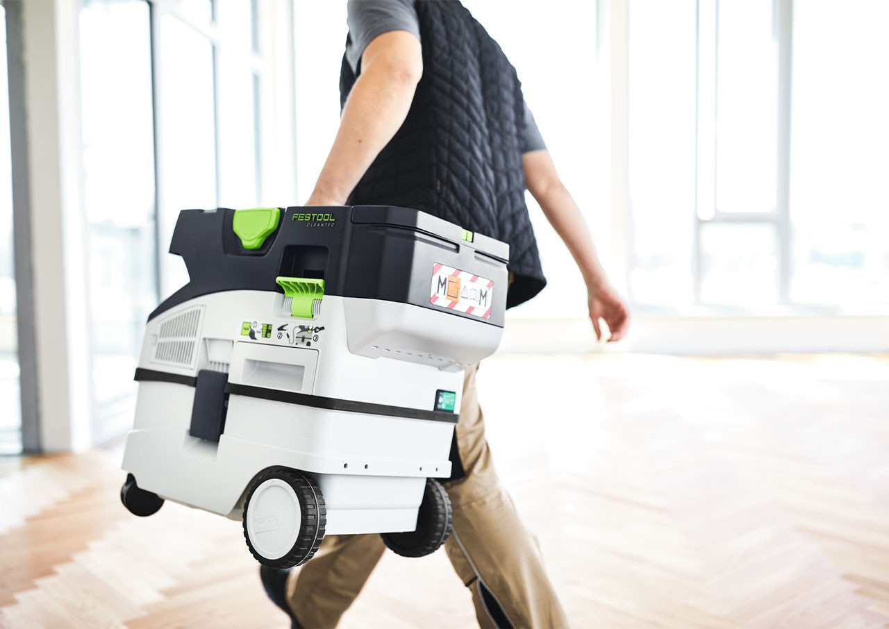CTLC MIDI I cordless dust extractor being carried using the transport handle