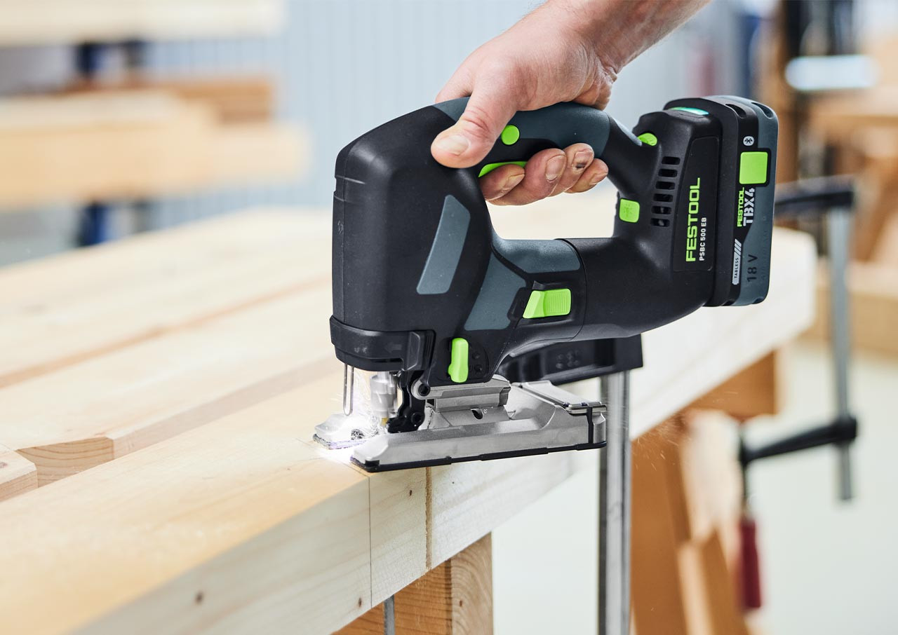 Sawing with fine precision - Variable speed trigger for controlled cutting speed – directly on the handle.