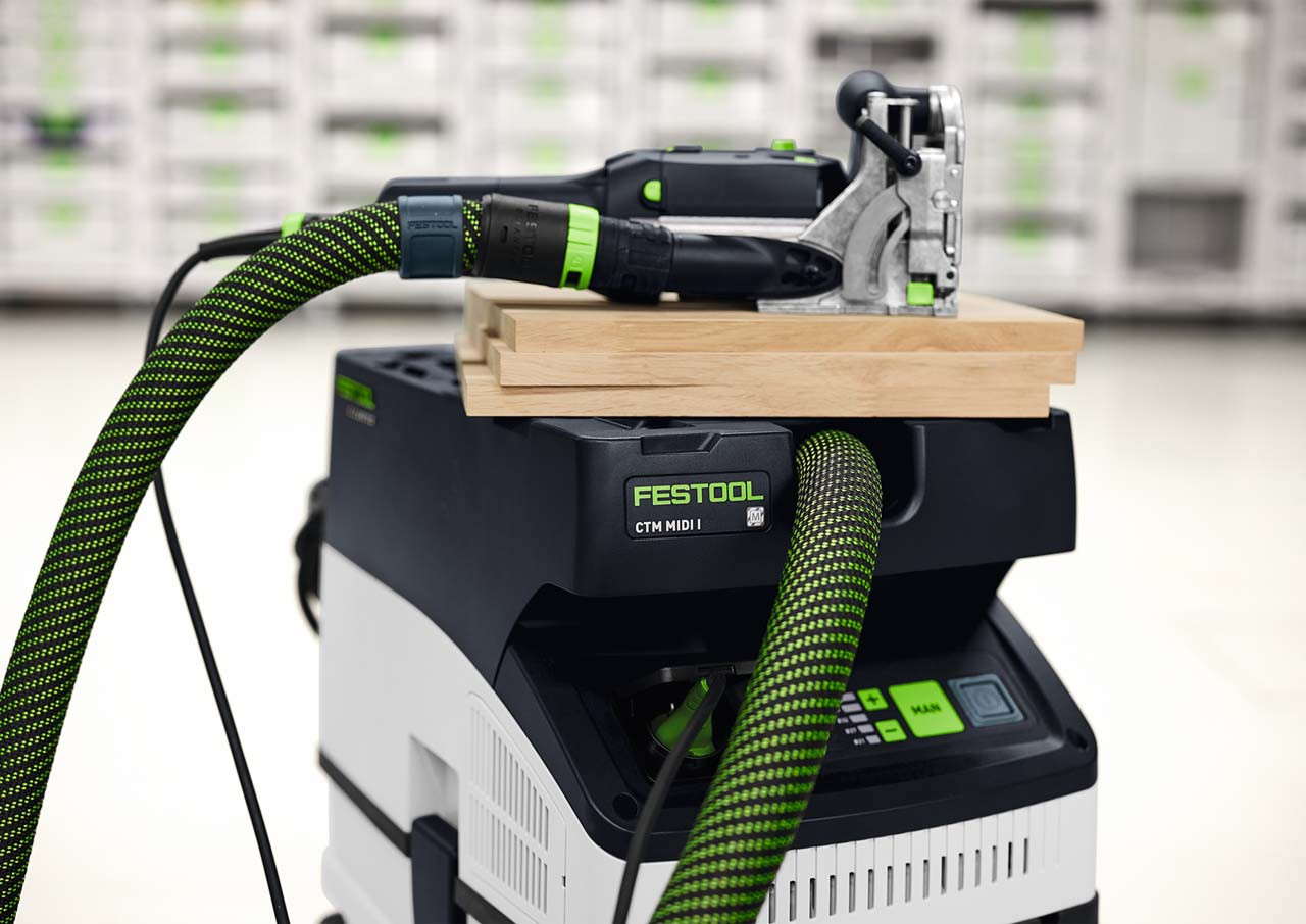 Festool DF 500 connected to a CTM MIDI dust extractor while routing