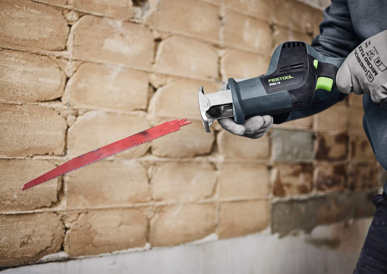 Saw blade replacement made simple and contact-free - When opening the chuck, the saw blade is automatically ejected. This enables you to change your saw blade quickly and without direct contact – no need to handle it with hot fingers.