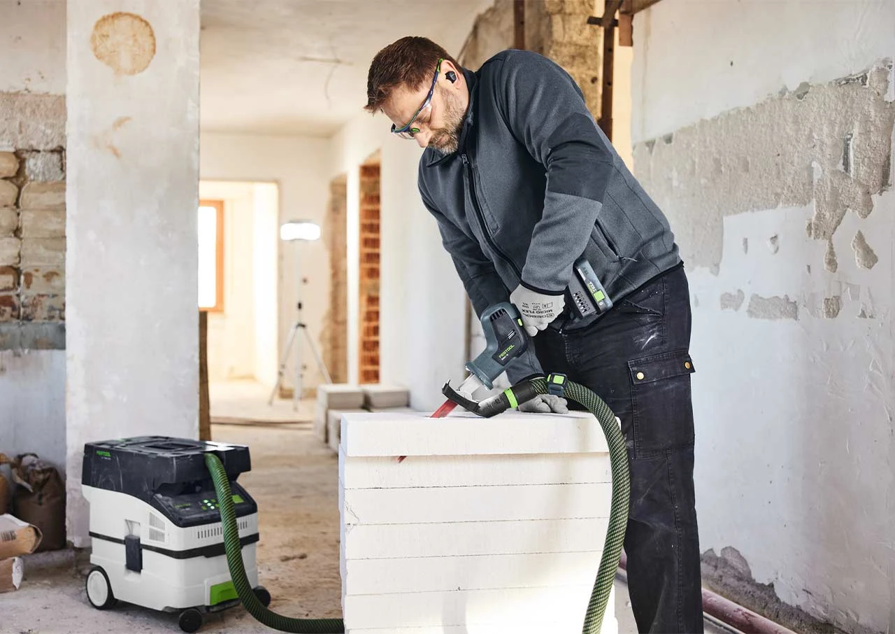 Versatile in a compact format - Whatever you’re planning, the ERSC 18 is prepared for the most versatile cuts. Whether it’s wood, metal, or exceptionally hard materials, we’ve got the right saw blade for you. For work tailored to the material in any situation.