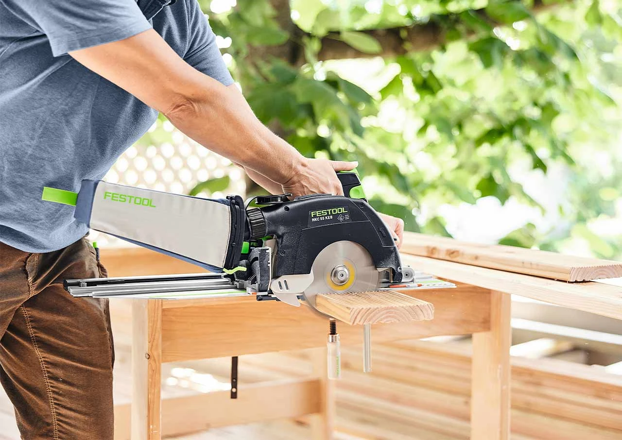 Cutting timber with the HKC 55 KEB and dust collection bag