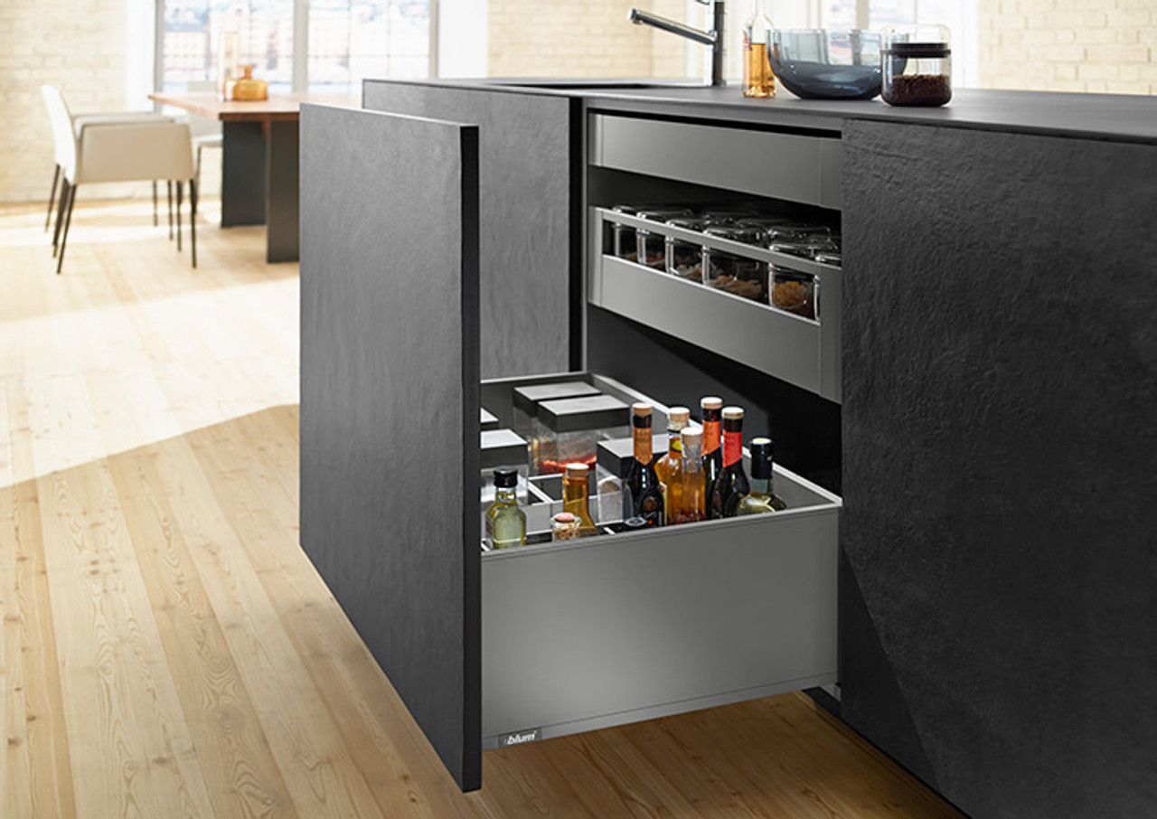 The LEGRABOX front fixing brackets ensure exceptional stability for smooth opening and closing of high-fronted drawers
