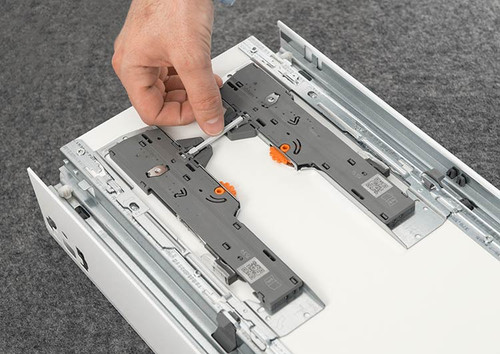 Installing the Blum TIP-ON BLUMOTION T60.300D synchronisation rod under narrow drawer for push-to-open operation