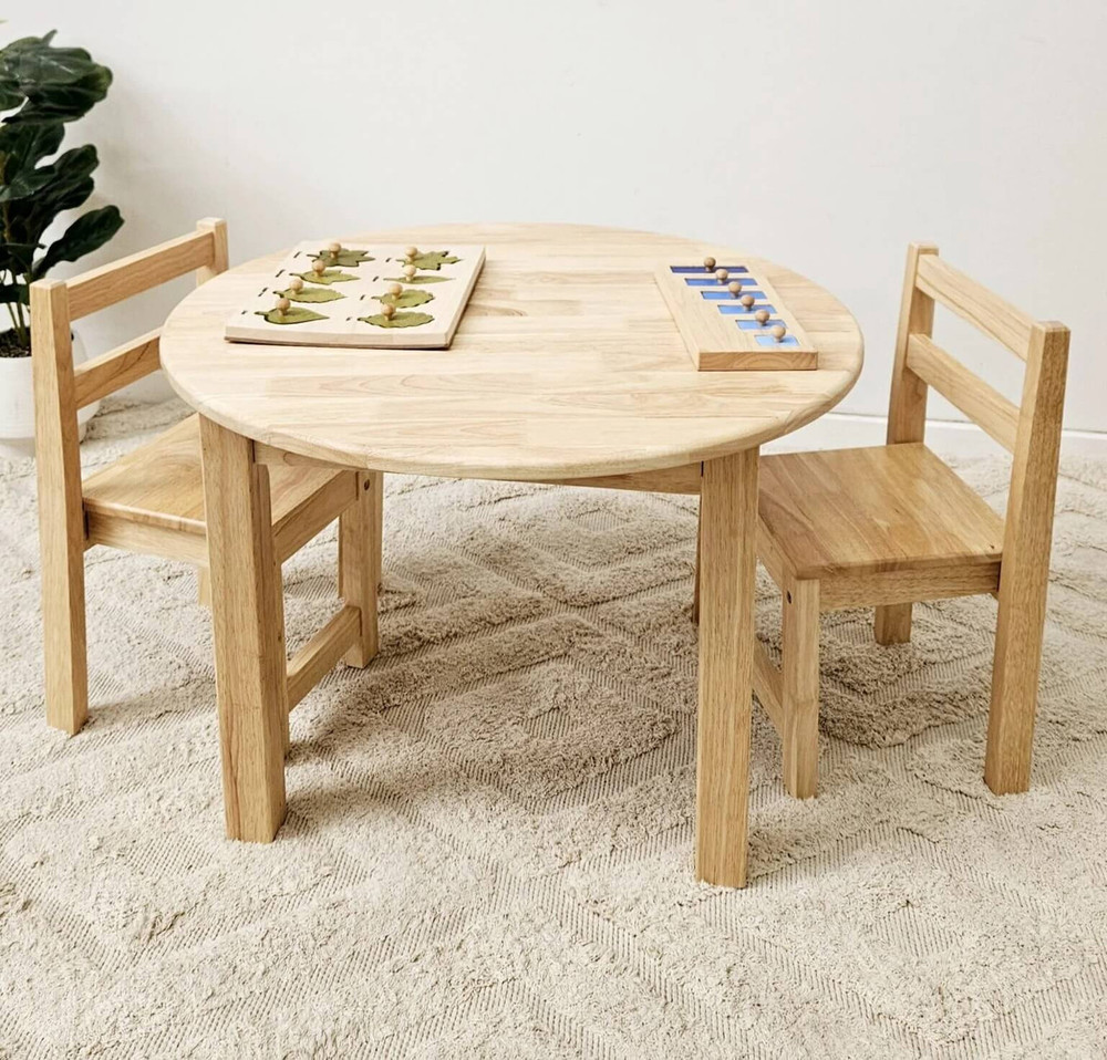 qtoys medium round natural wooden table with standard chairs