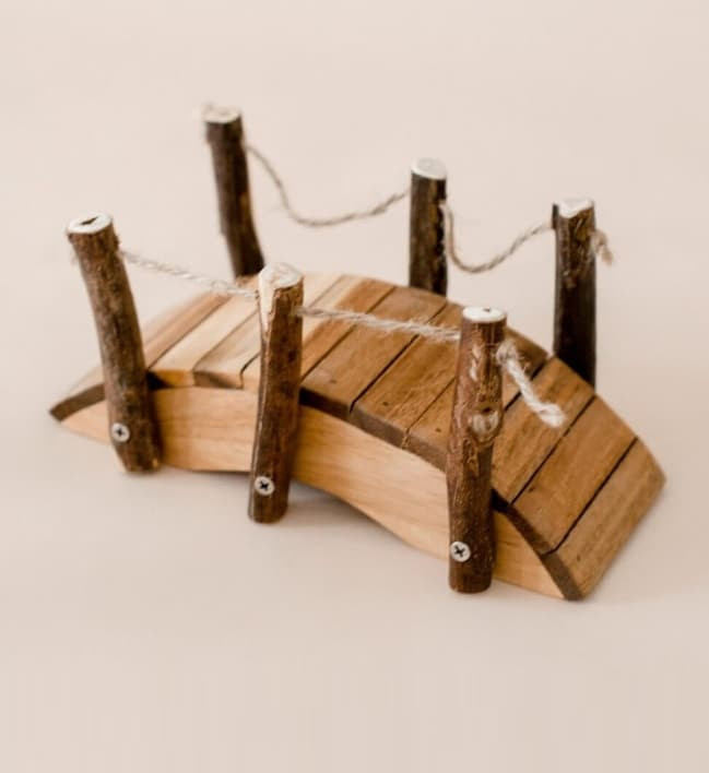 qtoys natural wooden bridge toy