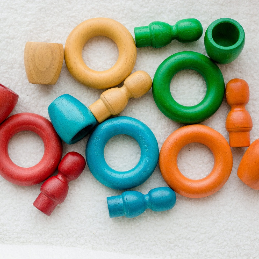 qtoys rainbow people and rings
