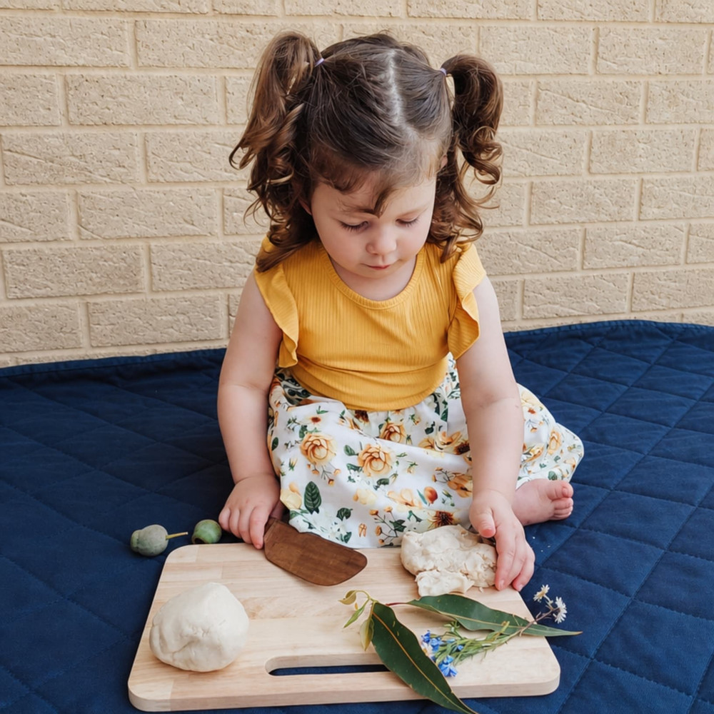 qtoys wooden chopping board with wooden knife 