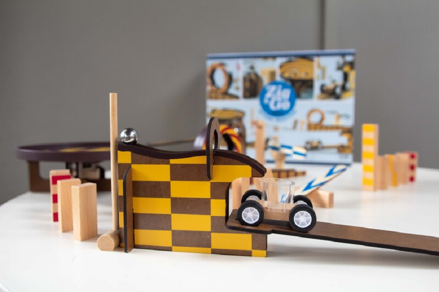 Djeco Zig & Go set up with car