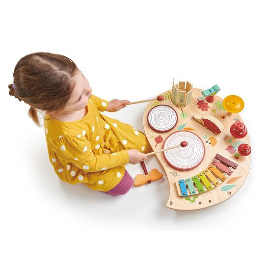 girl playing with musical table