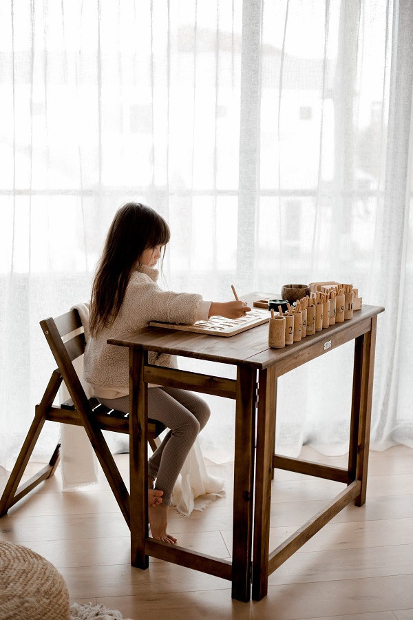 Qtoys Foldable study desk and chair - girl playing